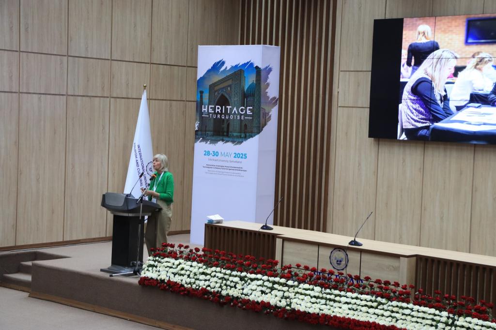 في مدينة سمرقند بجمهورية أوزبكستان، شارك ممثلو هيئة الدولة لحماية و تطوير وترميم التراث الثقافي، التابعة لوزارة الثقافة في جمهورية أذربيجان، إلى جانب مديري و موظفي سبعة محميات تاريخية و ثقافية تابعة للهيئة، بما في ذلك مديرة مجمع النصب التذكاري للإبادة الجماعية، الدكتورة في التاريخ رخشنه بايراموفا، و موظف المجمع خيال نوحبلاييف، في المؤتمر و المعرض الدولي بعنوان "التراث التركوازي: الترميم، علم الآثار، المتحفيات، علم المكتبات، و التقنيات"، المنعقد بتنظيم من وزارة الثقافة الأذربيجانية.