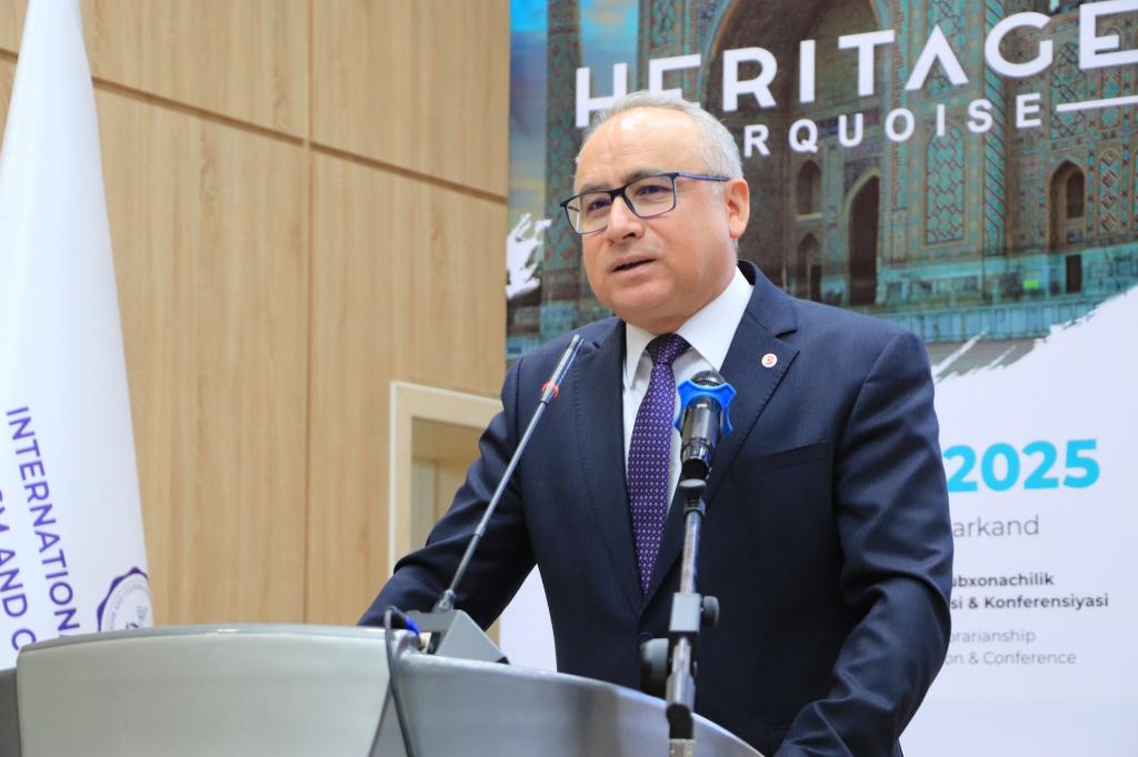 في مدينة سمرقند بجمهورية أوزبكستان، شارك ممثلو هيئة الدولة لحماية و تطوير وترميم التراث الثقافي، التابعة لوزارة الثقافة في جمهورية أذربيجان، إلى جانب مديري و موظفي سبعة محميات تاريخية و ثقافية تابعة للهيئة، بما في ذلك مديرة مجمع النصب التذكاري للإبادة الجماعية، الدكتورة في التاريخ رخشنه بايراموفا، و موظف المجمع خيال نوحبلاييف، في المؤتمر و المعرض الدولي بعنوان "التراث التركوازي: الترميم، علم الآثار، المتحفيات، علم المكتبات، و التقنيات"، المنعقد بتنظيم من وزارة الثقافة الأذربيجانية.