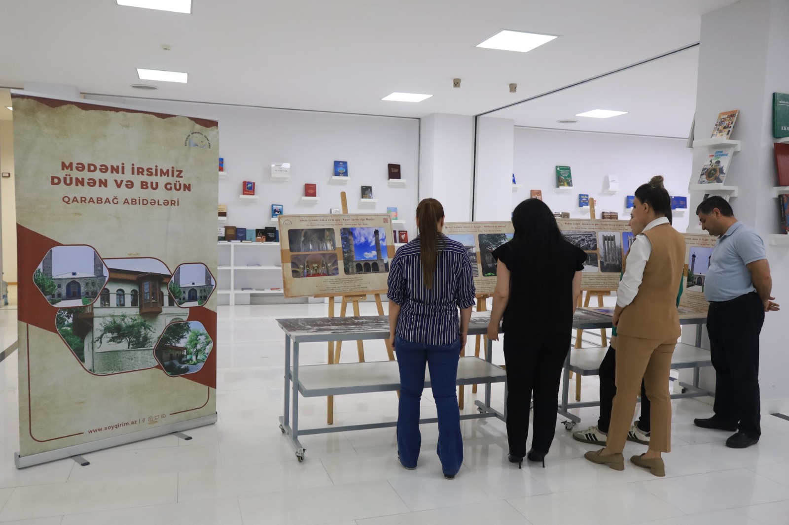 بمكتبة الأكاديمية الوطنية للعلوم في أذربيجان تم عرض معرض بعنوان "معالم كاراباخ – الأمس و اليوم" من تنظيم "مجمع النصب التذكاري للإبادة الجماعية" في مدينة قوبا. قدم المتخصص في المجمع، الدكتور سوبهان تاليبلي، معلومات للزوار حول المعرض.