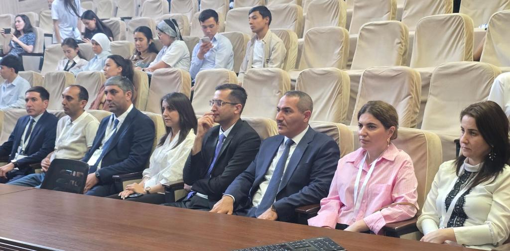 في مدينة سمرقند بجمهورية أوزبكستان، شارك ممثلو هيئة الدولة لحماية و تطوير وترميم التراث الثقافي، التابعة لوزارة الثقافة في جمهورية أذربيجان، إلى جانب مديري و موظفي سبعة محميات تاريخية و ثقافية تابعة للهيئة، بما في ذلك مديرة مجمع النصب التذكاري للإبادة الجماعية، الدكتورة في التاريخ رخشنه بايراموفا، و موظف المجمع خيال نوحبلاييف، في المؤتمر و المعرض الدولي بعنوان "التراث التركوازي: الترميم، علم الآثار، المتحفيات، علم المكتبات، و التقنيات"، المنعقد بتنظيم من وزارة الثقافة الأذربيجانية.
