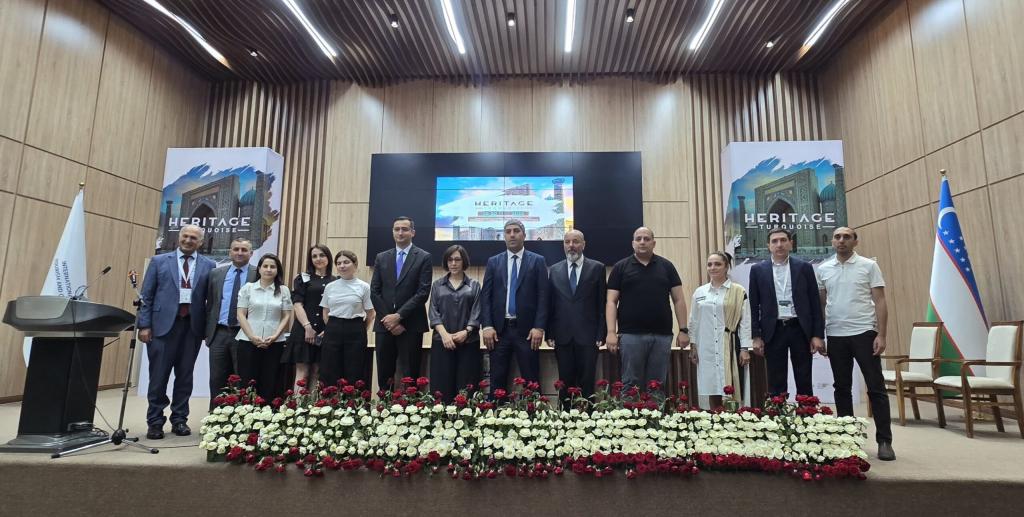 في مدينة سمرقند بجمهورية أوزبكستان، شارك ممثلو هيئة الدولة لحماية و تطوير وترميم التراث الثقافي، التابعة لوزارة الثقافة في جمهورية أذربيجان، إلى جانب مديري و موظفي سبعة محميات تاريخية و ثقافية تابعة للهيئة، بما في ذلك مديرة مجمع النصب التذكاري للإبادة الجماعية، الدكتورة في التاريخ رخشنه بايراموفا، و موظف المجمع خيال نوحبلاييف، في المؤتمر و المعرض الدولي بعنوان "التراث التركوازي: الترميم، علم الآثار، المتحفيات، علم المكتبات، و التقنيات"، المنعقد بتنظيم من وزارة الثقافة الأذربيجانية.