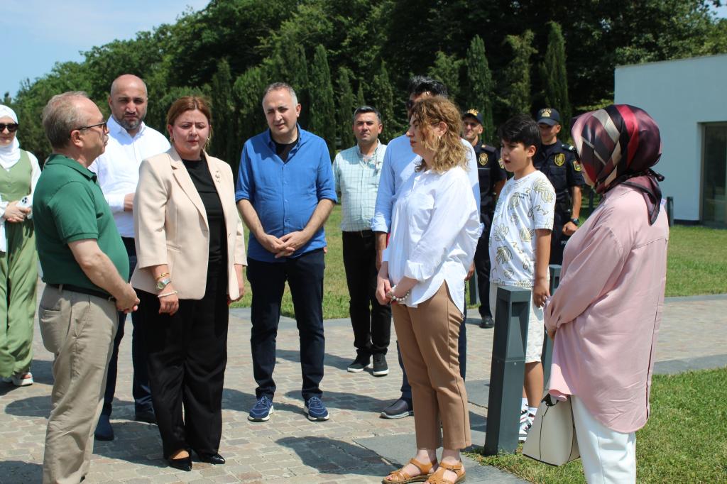 Чрезвычайный и полномочный посол Турецкой Республики, недавно назначенный в Азербайджан, господин Бирол Акгюн посетил город Губу. В рамках визита господин посол посетил Мемориальный Комплекс Геноцида.