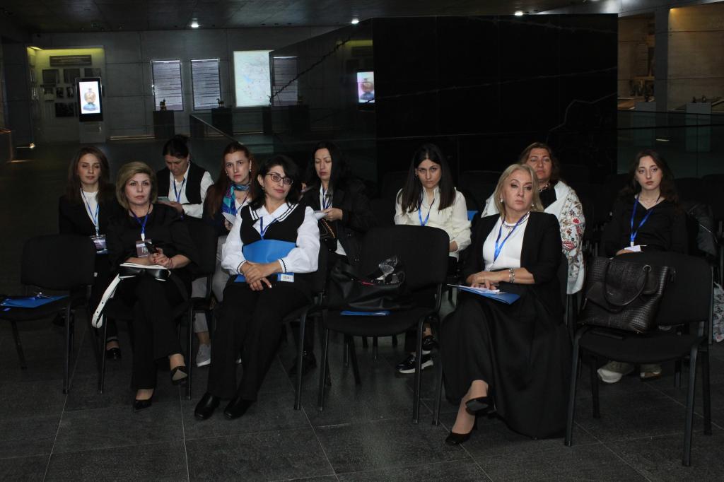 تتواصل كلمات مؤلفي البحوث العلمية المقبولة في إطار الندوة الثالثة في قوبا تحت عنوان «المحميات و المتاحف: جسر من الماضي إلى المستقبل» خلال جلسات الأقسام العلمية. يتحدث مؤلفو البحوث حول نشاط المحميات و المتاحف، و تنظيم العمل فيها، و مواكبة المحميات و المتاحف للعصر الحديث، و تطبيق الذكاء الاصطناعي في هذا المجال، و موضوعات أخرى ذات صلة.