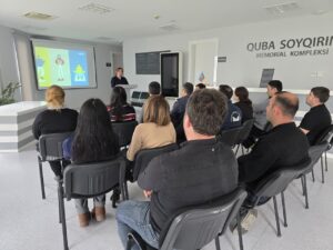 “Konstitusiya və Suverenlik İli” çərçivəsində 28.10.2025-ci il tarixində Soyqırımı Memorial Kompleksində “Korrupsiyaya qarşı mübarizənin gücləndirilməsinə dair 2022-2026-cı illər üçün Milli Fəaliyyət Planı”ndan irəli gələn vəzifələrin icrası ilə bağlı tədbir keçirilmişdir.