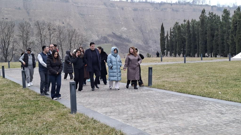 Milli Məclisin deputatı, iqtisad elmləri doktoru, professor Əlibala Məhərrəmzadə, Azərbaycanda Qadın Sahibkarlığının İnkişafı Assosiasiyasının sədri Səkinə Babayeva və assosiasiyanın üzvləri Quba şəhərində "Soyqırımı Memorial Kompleksi"ni ziyarət etmişlər. Ziyarətçilərə 1918-ci il hadisələri və memorial kompleksin fəaliyyəti haqqında ətraflı məlumat verilmişdir.