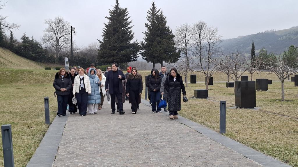 Milli Məclisin deputatı, iqtisad elmləri doktoru, professor Əlibala Məhərrəmzadə, Azərbaycanda Qadın Sahibkarlığının İnkişafı Assosiasiyasının sədri Səkinə Babayeva və assosiasiyanın üzvləri Quba şəhərində "Soyqırımı Memorial Kompleksi"ni ziyarət etmişlər. Ziyarətçilərə 1918-ci il hadisələri və memorial kompleksin fəaliyyəti haqqında ətraflı məlumat verilmişdir.