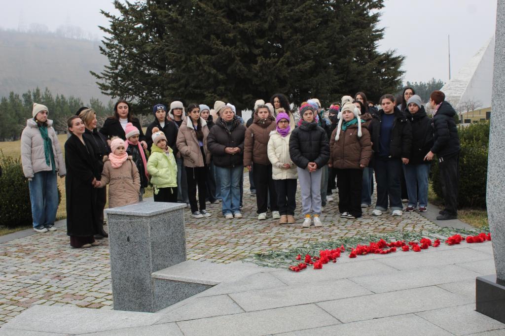 В рамках проекта «Зимняя школа в Губе» «Хранители наследия» Общественного союза «Дети Азербайджана» дети из Детского приюта-реинтеграционного центра Общественного союза «Дети Азербайджана» посетили «Мемориальный комплекс геноцида» в городе Губа.