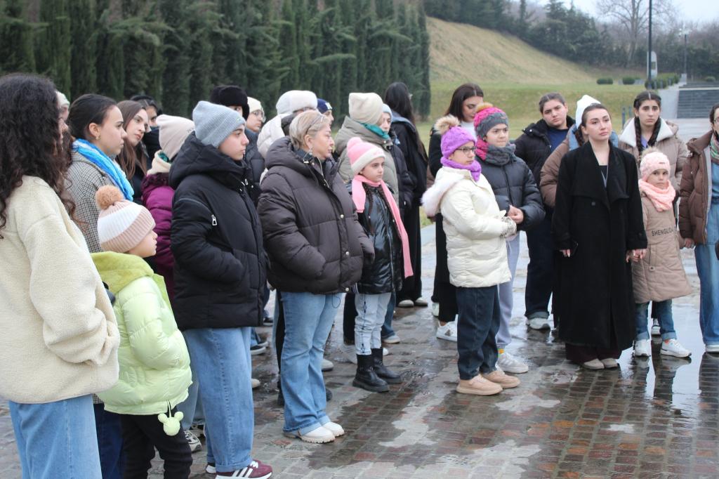В рамках проекта «Зимняя школа в Губе» «Хранители наследия» Общественного союза «Дети Азербайджана» дети из Детского приюта-реинтеграционного центра Общественного союза «Дети Азербайджана» посетили «Мемориальный комплекс геноцида» в городе Губа.