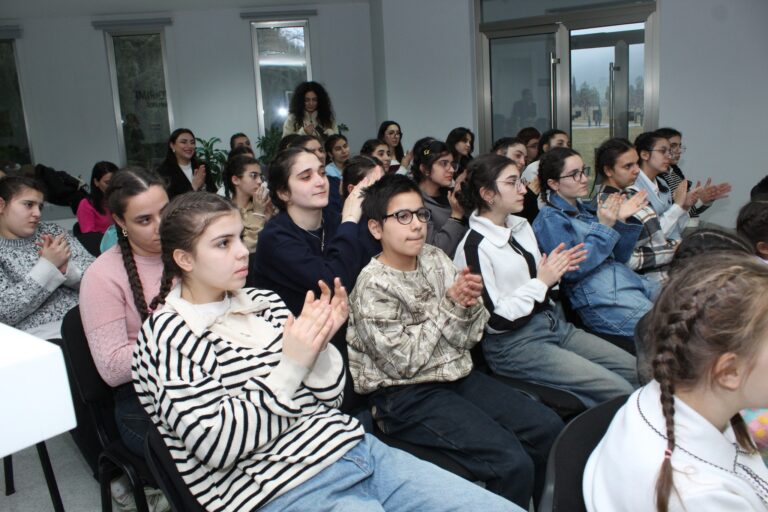 في إطار مشروع «الروّاد من حملة التراث» للمدرسة الشتوية في قوبا، الذي تنفذه جمعية «أطفال أذربيجان» العامة، قام أطفال مركز الإيواء وإعادة الإدماج التابع للجمعية بزيارة «المجمع التذكاري للإبادة الجماعية» في مدينة قوبا.