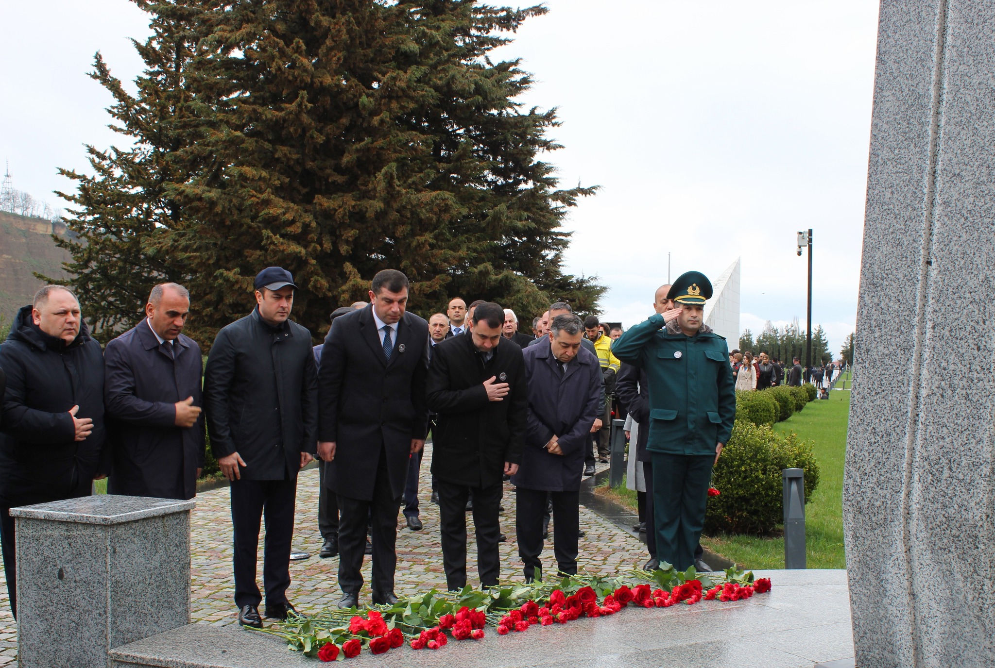 31 Mart Azərbaycanlıların Soyqırımı Günündə Qusar rayon İcra Hakimiyyətinin rəsmi şəxsləri, rayonun hüquq-mühafizə orqanlarının, idarə-müəssisə və təşkilatlarının rəhbər və əməkdaşları Quba şəhərində “Soyqırımı Memorial Kompleksi”ni ziyarət edərək 1918-ci il soyqırımı qurbanlarının dəfn olunduğu abidənin üzərinə gül dəstələri düzüblər. Daha sonra rəsmi şəxslər Soyqırımı Muzeyini ziyarət edərək tarixi faktlarla, həmçinin təşkil olunmuş sərgi ilə tanış olublar.