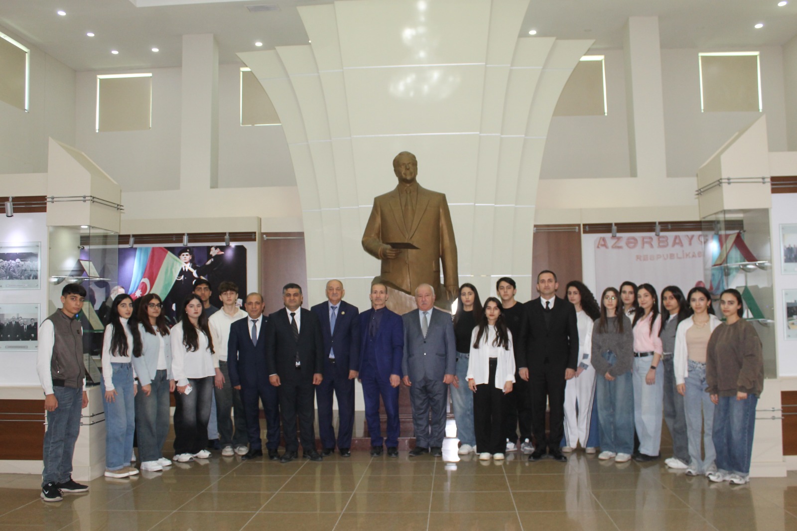 Unudulmaz faciə – 31 mart soyqırımı” mövzusunda dəyirmi masa keçirilib. Bakı Şəhər Mədədəniyyət Baş İdarəsinin tabeliyində olan Yasamal rayon Heydər Əliyev Mərkəzində 31 Mart– Azərbaycanlıların Soyqırımı Günü ilə əlaqədar olaraq ”Unudulmaz faciə–31 mart soyqırımı” mövzusunda dəyirmi masa keçirilib.