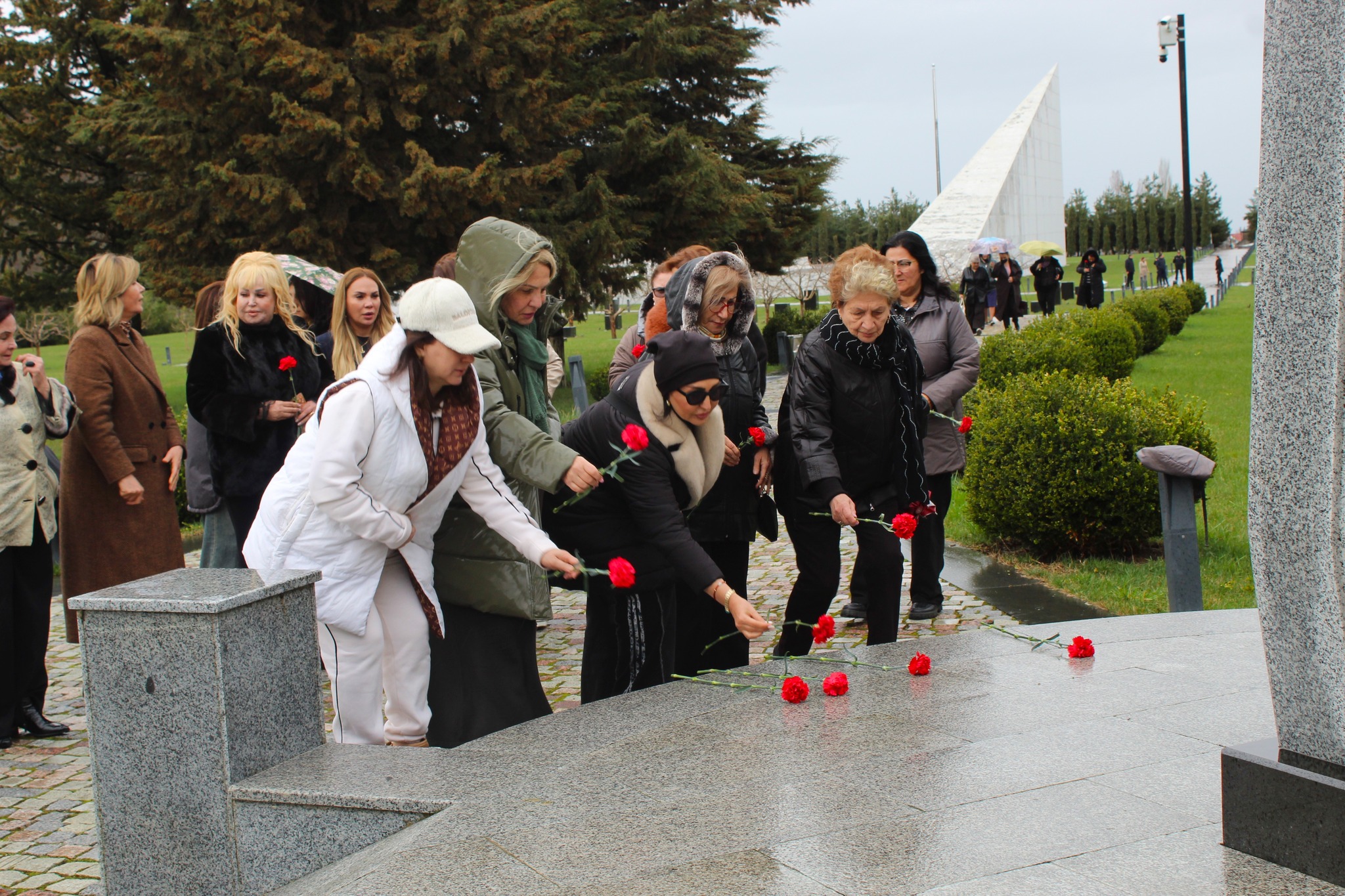 В преддверии 108-й годовщины геноцида азербайджанцев 1918 года поток посетителей в «Мемориальный Комплекс Геноцида» в городе Куба продолжает расти. Так, сегодня комплекс посетили руководящие лица и сотрудники Низаминской и Кубинской районных организаций партии «Ени Азербайджан», молодежь, а также председатель и сотрудники Общественного Объединения Женщин-Предпринимателей. Им была предоставлена подробная информация о событиях геноцида.