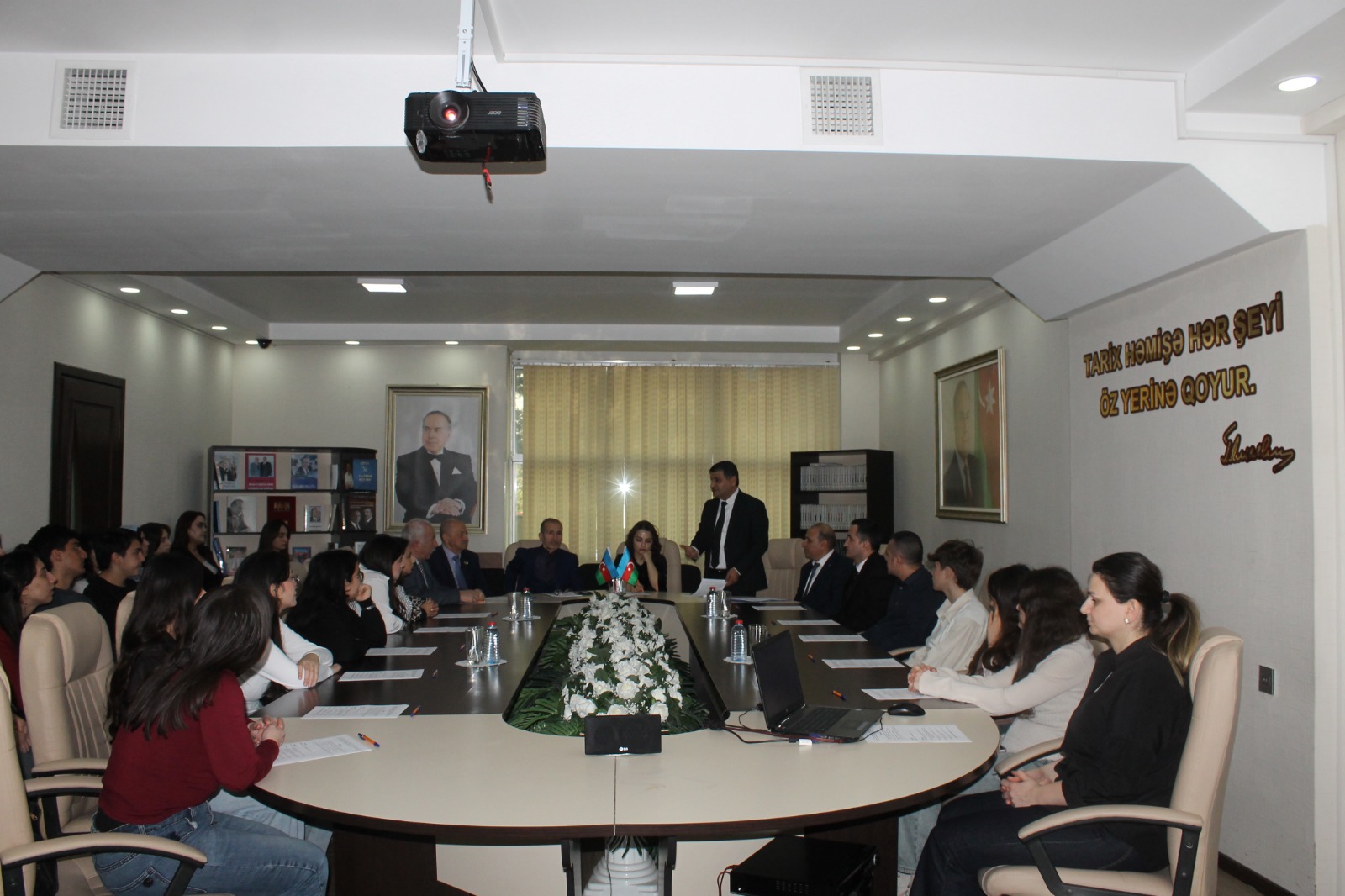 Unudulmaz faciə – 31 mart soyqırımı” mövzusunda dəyirmi masa keçirilib. Bakı Şəhər Mədədəniyyət Baş İdarəsinin tabeliyində olan Yasamal rayon Heydər Əliyev Mərkəzində 31 Mart– Azərbaycanlıların Soyqırımı Günü ilə əlaqədar olaraq ”Unudulmaz faciə–31 mart soyqırımı” mövzusunda dəyirmi masa keçirilib.