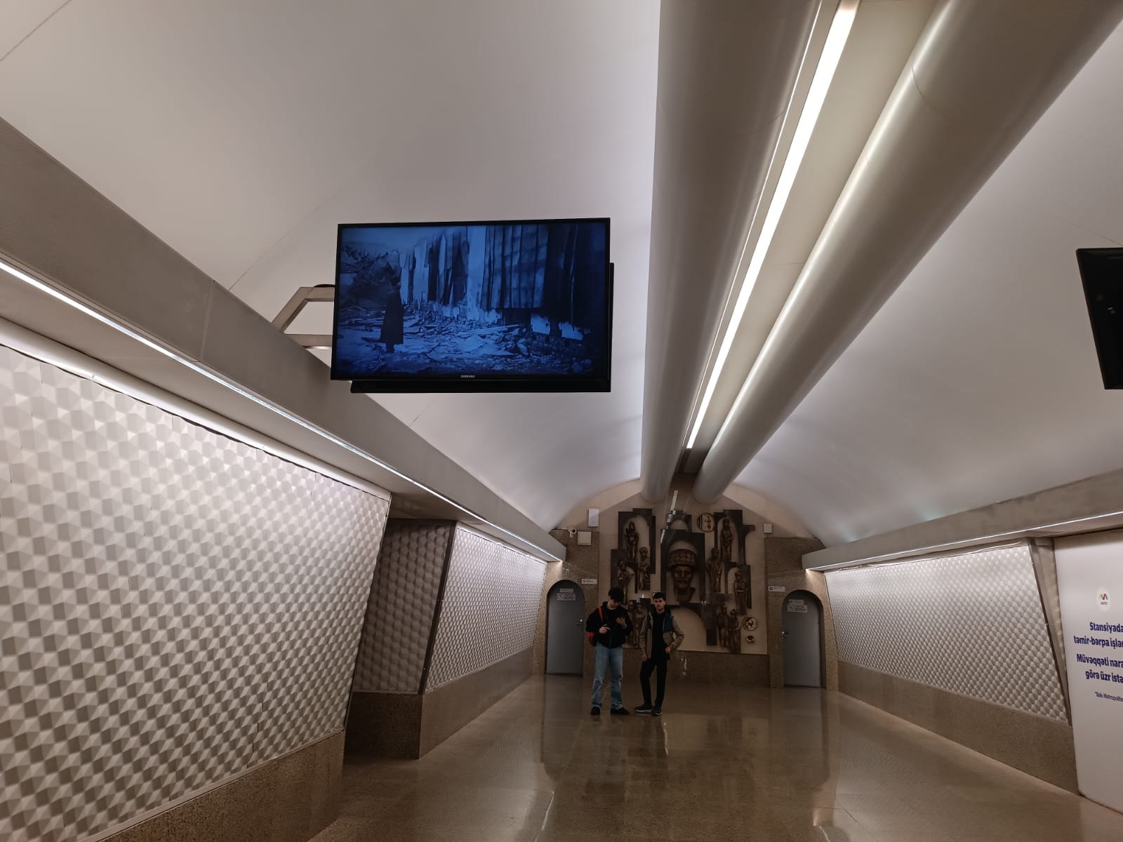 31 Mart Azərbaycanlıların Soyqırımı Günündə Bakı Metropolitenin müxtəlif metro stansiyalarındakı monitorlarda Soyqırımı Memorial Kompleksinə aid videoçarxlar gün boyu nümayiş olunub.
