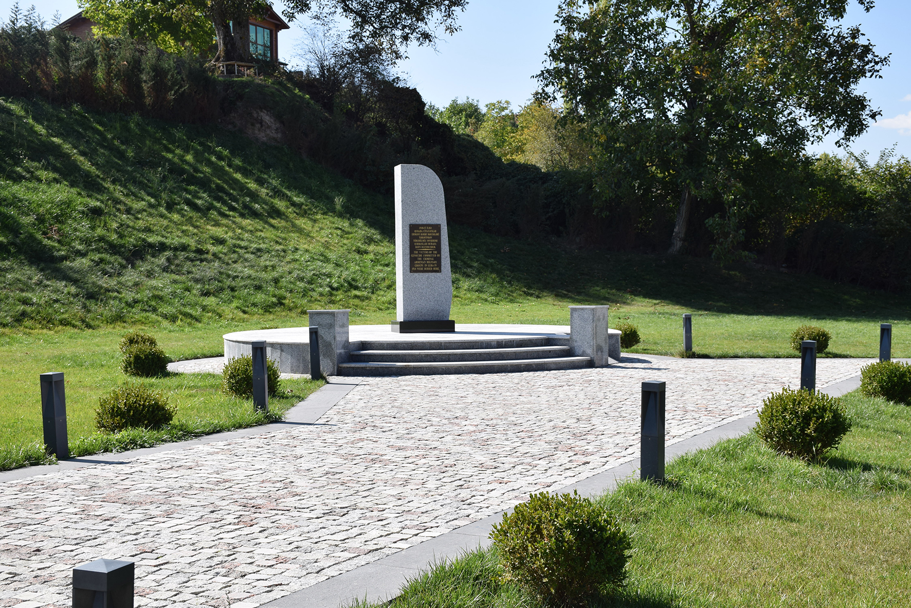 Xatirə abidəsi - kütləvi məzarlıq