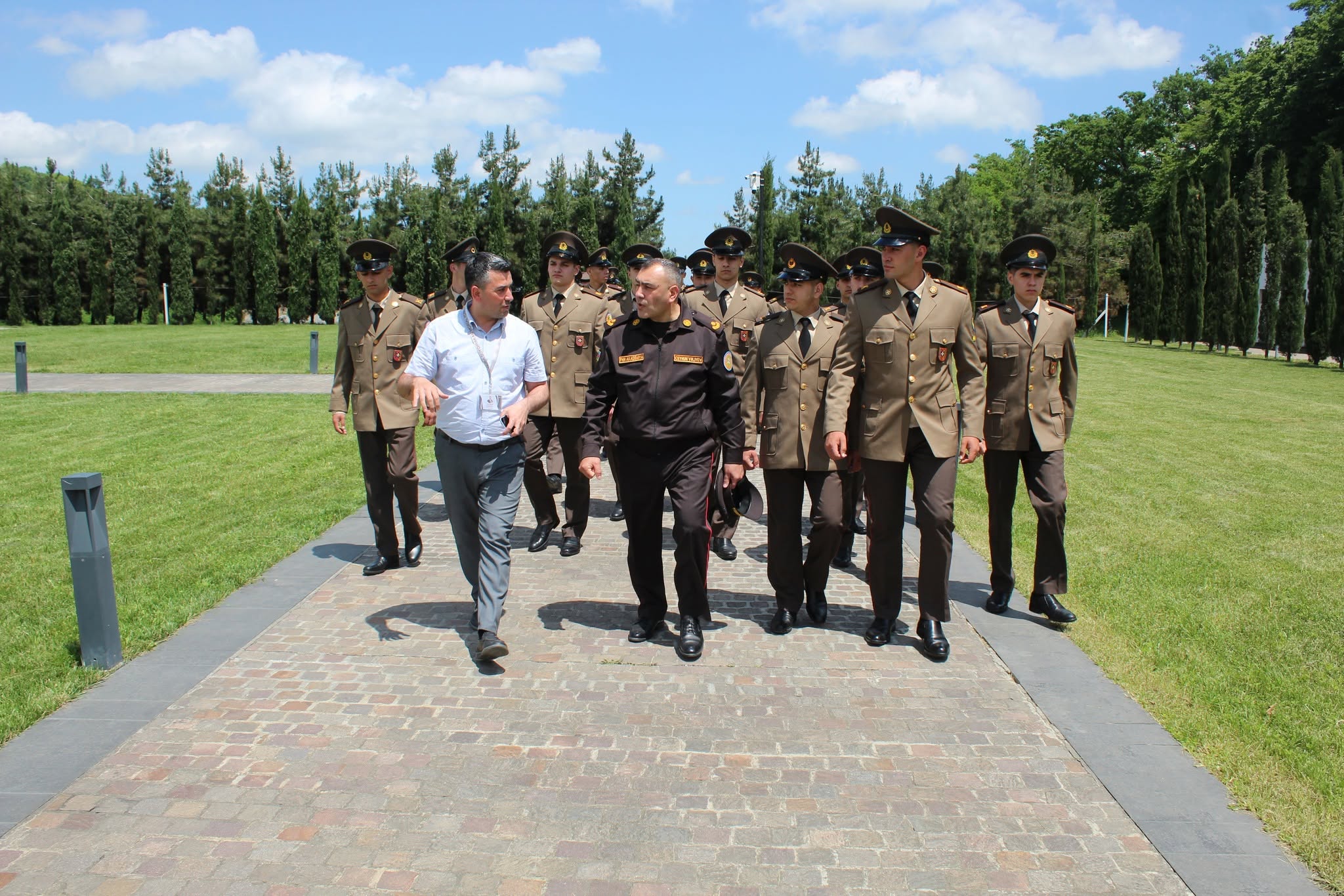 Fövqəladə Hallar Nazirliyinin Akademiyasının rəisi general-mayor Baba Salayevin rəhbərliyi ilə Akademiyanın bir qrup professor-müəllim heyəti və kursantları Quba şəhərində “Soyqırımı Memorial Kompleksi”ni ziyarət etmişlər.