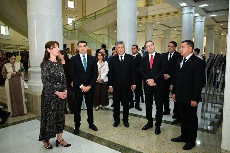 Türkmənistan Dövlət Təsviri Sənət Muzeyində “Azərbaycan milli irsinin inciləri” adlı sərginin açılışı keçirilib.