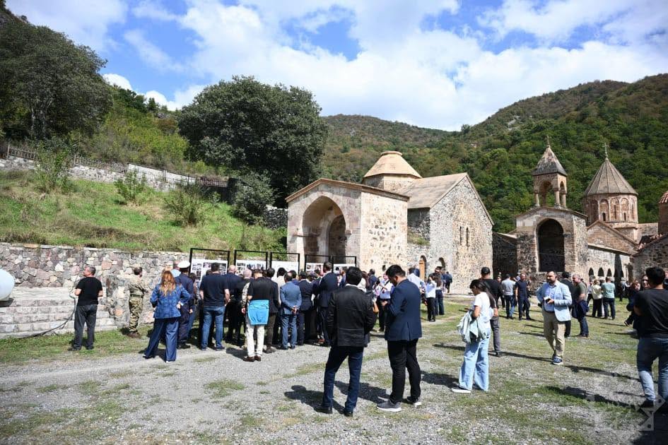 Diplomatlar Xudavəng monastırını ziyarət ediblər