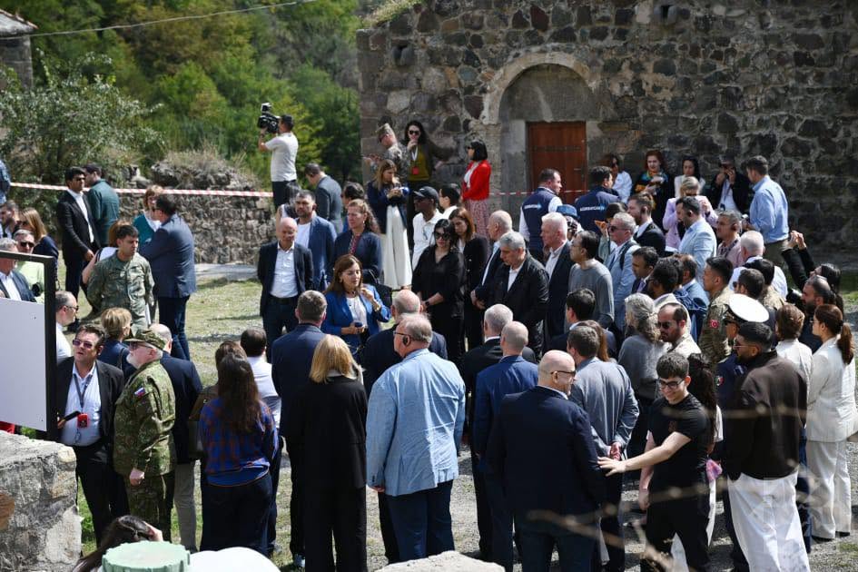 Diplomatlar Xudavəng monastırını ziyarət ediblər