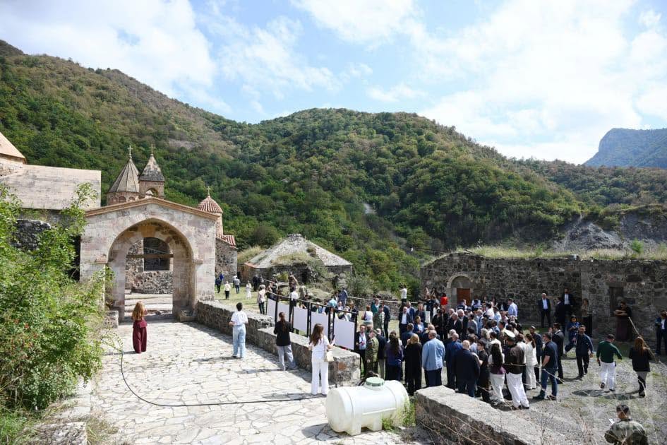 Diplomatlar Xudavəng monastırını ziyarət ediblər