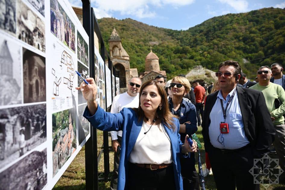 Diplomatlar Xudavəng monastırını ziyarət ediblər