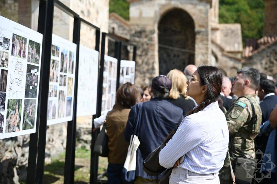 Diplomatlar Xudavəng monastırını ziyarət ediblər