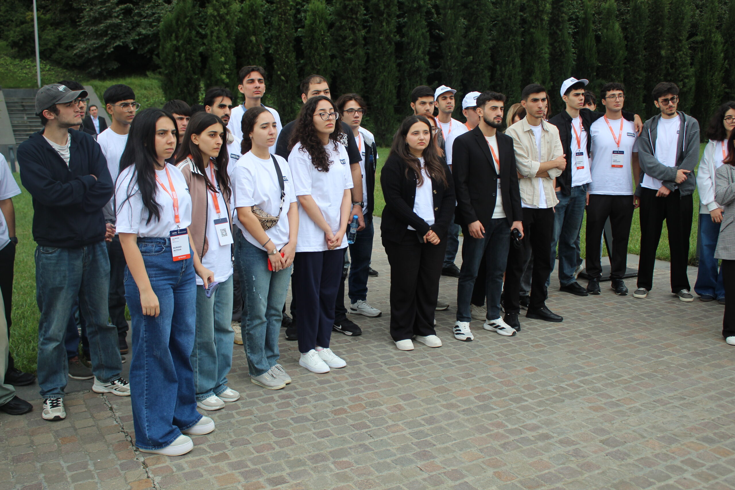 Müdafiə Sənayesi Nazirliyinin təşkilatçılığı ilə keçirilən Yay Məktəbinin iştirakçıları proqramın yekununda Quba şəhərində “Soyqırım Memorial Kompleksi”ni ziyarət ediblər. Ziyarət zamanı 1918-ci ildə erməni silahlı dəstələri tərəfindən Qubada və ətraf ərazilərdə törədilmiş soyqırımı hadisələri, memorial kompleksin muzeyində sərgilənən tarixi eksponatlar haqqında iştirakçılara ətraflı məlumat verilib.