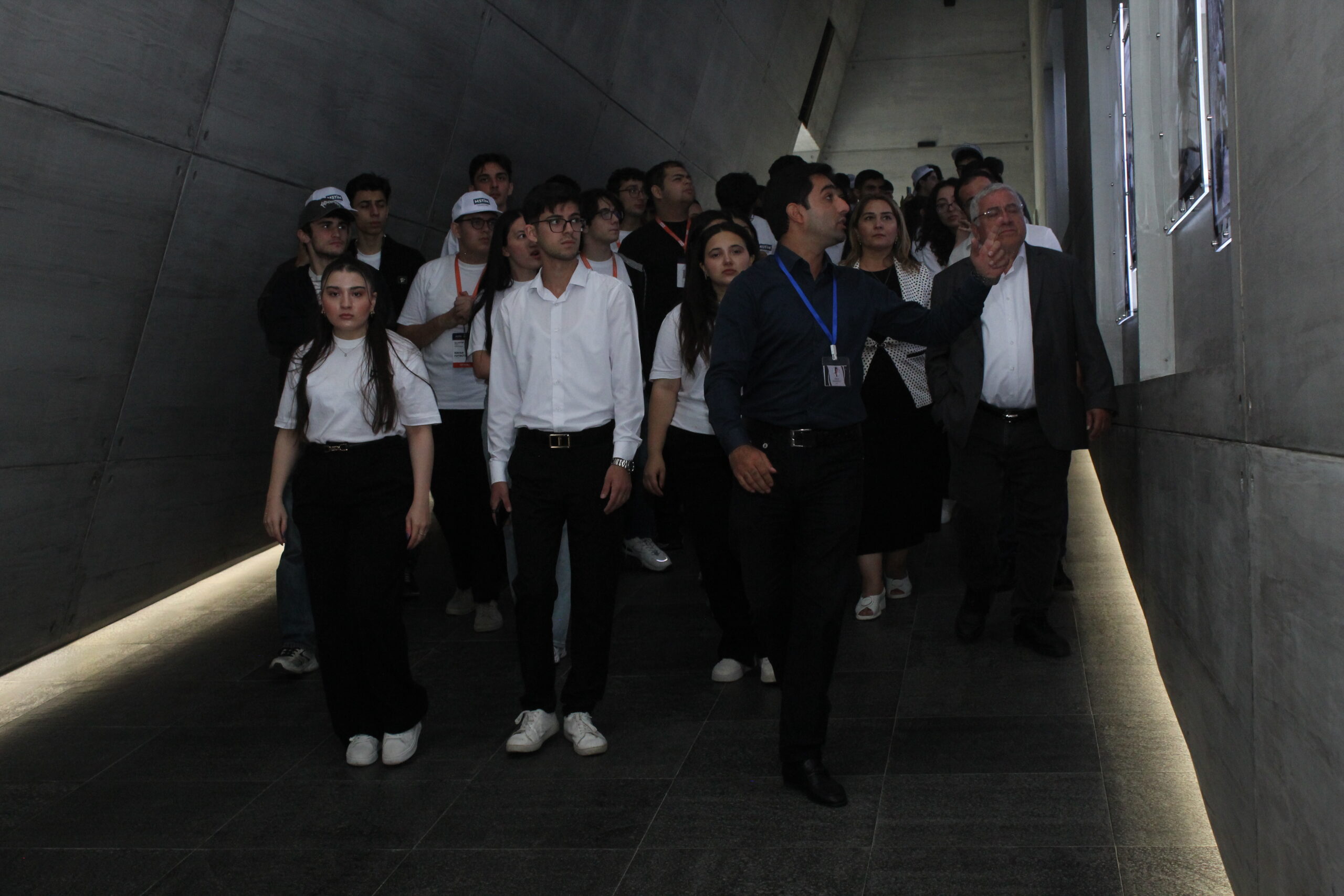 Müdafiə Sənayesi Nazirliyinin təşkilatçılığı ilə keçirilən Yay Məktəbinin iştirakçıları proqramın yekununda Quba şəhərində “Soyqırım Memorial Kompleksi”ni ziyarət ediblər. Ziyarət zamanı 1918-ci ildə erməni silahlı dəstələri tərəfindən Qubada və ətraf ərazilərdə törədilmiş soyqırımı hadisələri, memorial kompleksin muzeyində sərgilənən tarixi eksponatlar haqqında iştirakçılara ətraflı məlumat verilib.